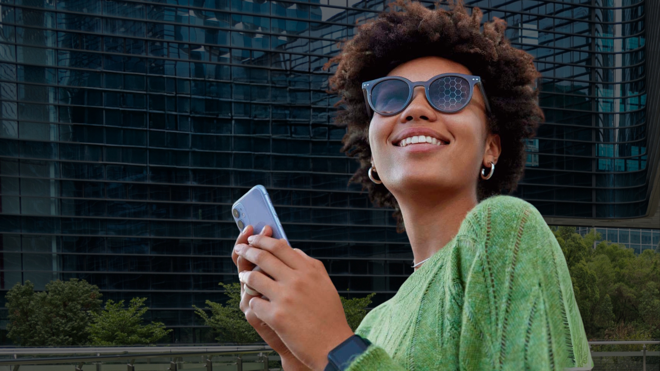 chica con lentes fotocromaticas de ultima tecnologia
